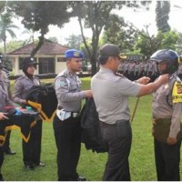 Kapolres Kuningan secara simbolis menyerahkan motor dinas kepada anggota Bhabinkamtibmas 